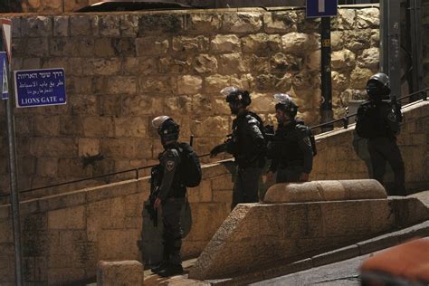 Israeli police clash with worshipers at Jerusalem holy site